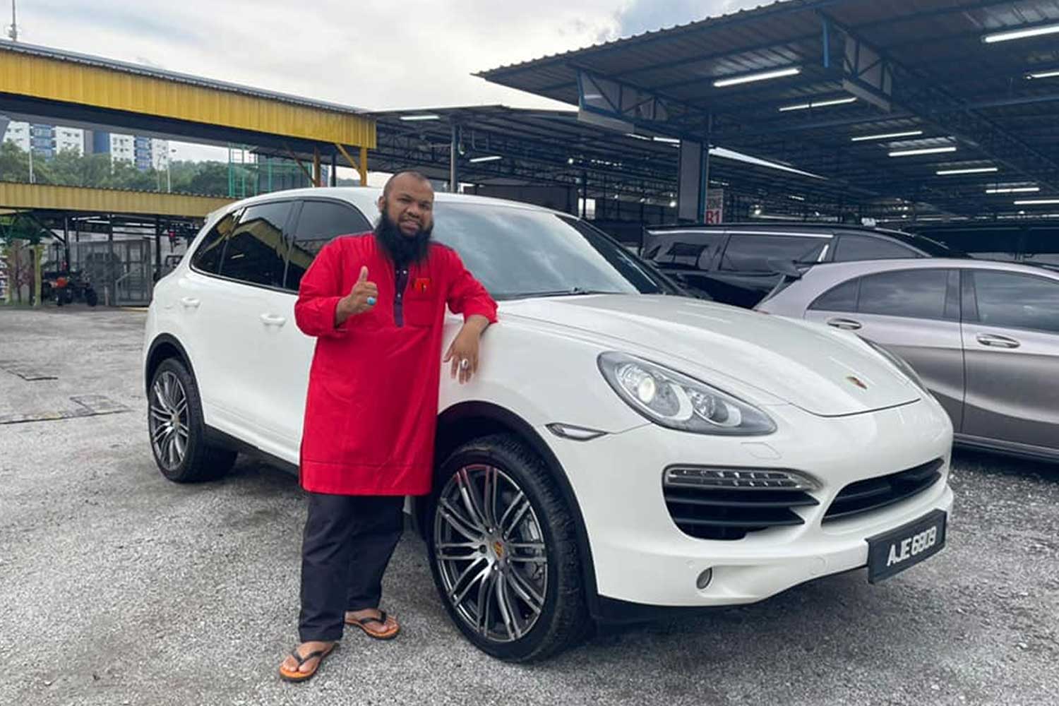 Azlan Beli Kereta Mewah Hadiah Kepada Pekerja Jadi Perhatian