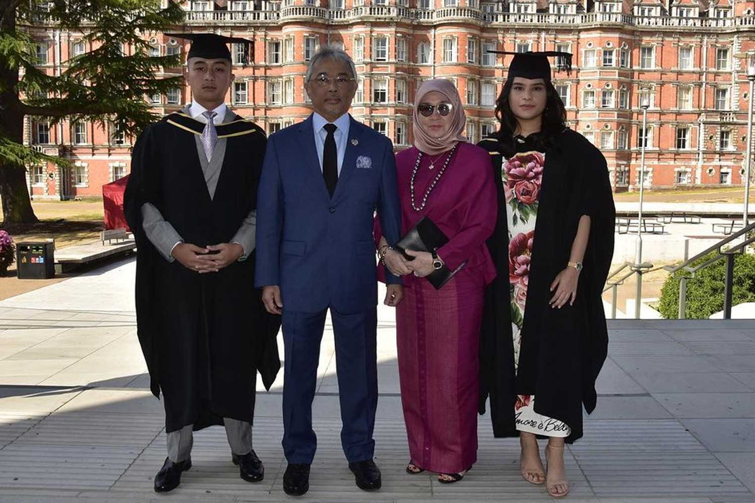 Dua anakanda YDP Agong terima ijazah serentak dari Universiti London