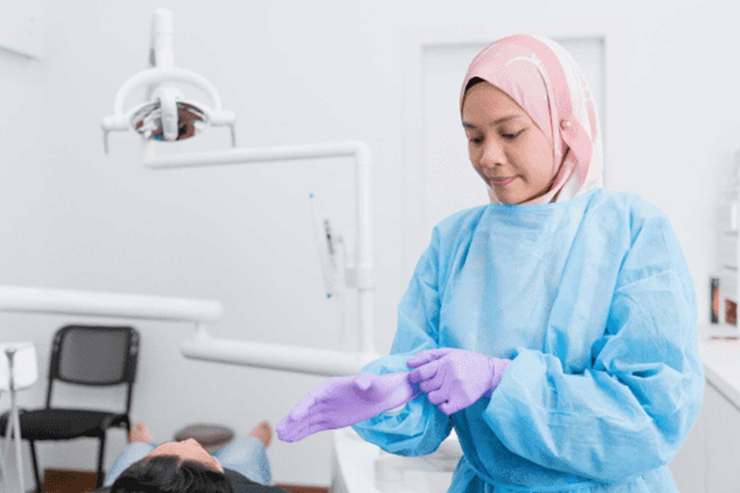 Bangga! Doktor dari Malaysia cipta hijab dipakai di hospital UK